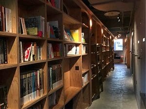 BookAndBedTokyo京都店の蔵書数は多い