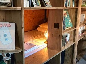 BookAndBedTokyo京都店は本棚の中にお部屋が見えている