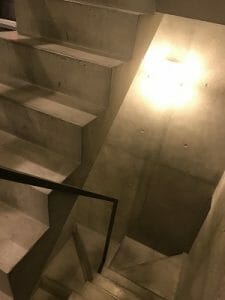 カンガルーホテルの階段はコンクリート打ちっぱなし