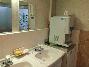 ビジネスホテル福田屋の洗面台と給湯器