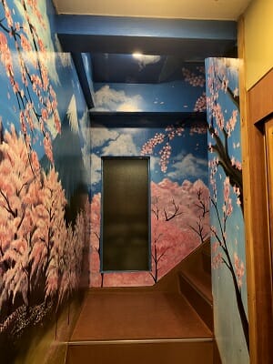 東京SA旅館の階段には桜の絵が