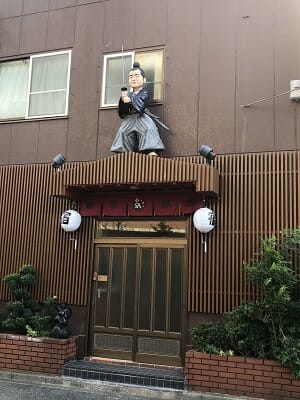 東京SA旅館は玄関の上の侍が目印